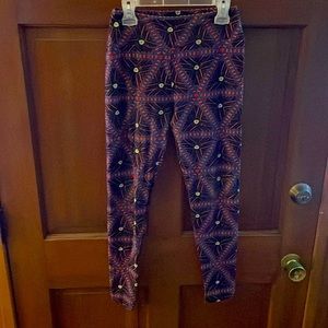 LulaRoe One Size leggings. Like new. Shades of purple & red